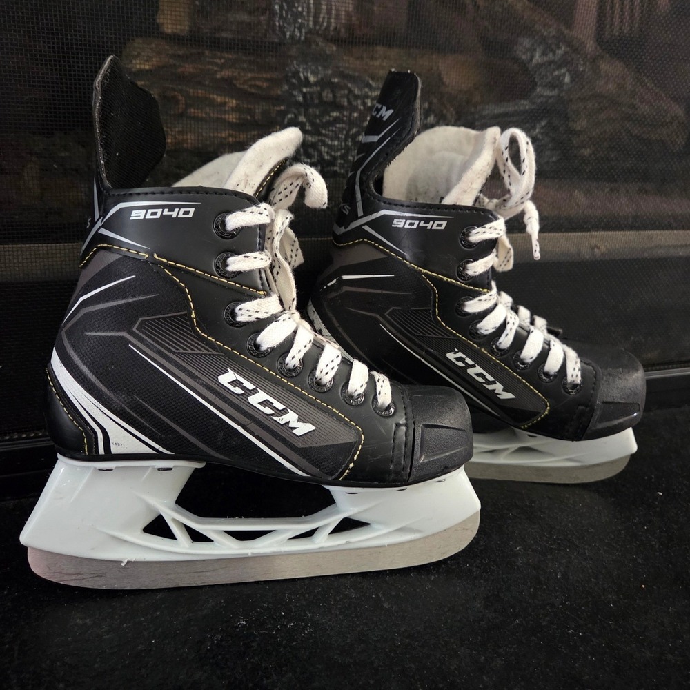 CCM Tacks 9040 Youth Ice Hockey Skates Black Silver Size 13Y EU 31 Beginner